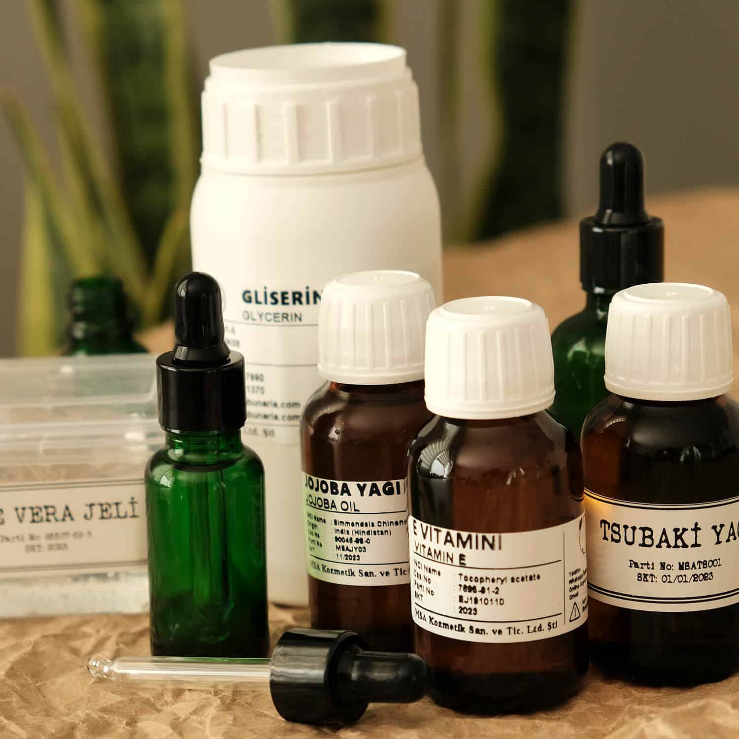 Evde nemlendirici doğal yüz serumu yapımı ve tarifi . Doğal kozmetik hammaddeler ve bitkisel yağlarla. doğal yüz serumu yapımı