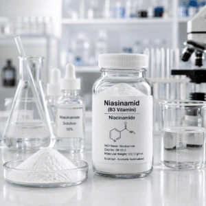 Niasinamid (B3 Vitamini) (Niacinamide) beyaz toz formda laboratuvar ortamında kozmetik üretim hammaddesi.