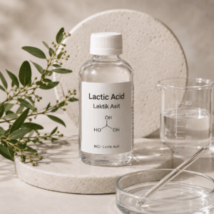 Lactic Acid (Laktik Asit) şeffaf sıvı formda, doğal taş zemin üzerinde minimal laboratuvar konseptinde kozmetik hammaddesi.